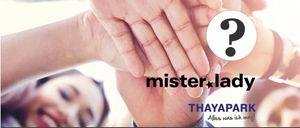 Ein Bild von zusammengestapelten Händen mit einem Fragezeichen, Text liest mister*lady und dem Gesicht einer lächelnden Frau im Hintergrund.