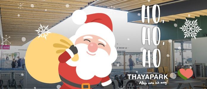 Eine Illustration von Santa Claus, der einen Sack trägt, steht in einem Einkaufszentrum mit festlicher Atmosphäre. Das Einkaufszentrum hat eine grüne Wand mit Schneeflocken und dem Text 'HO, HO, HO'. Im Hintergrund sind Menschen beim Einkaufen zu sehen.