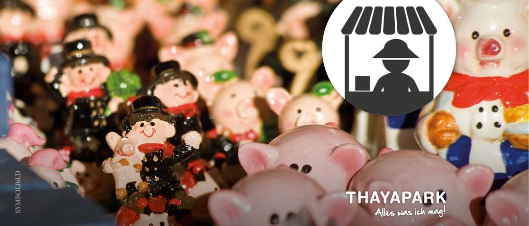 Ein Nahaufnahme verschiedener Figuren, darunter Schweine, ein Mann und ein Kind. Das Bild hat einen Wasserzeichen, der unten 'THAYAPARK Alles was ich mag!' lautet.