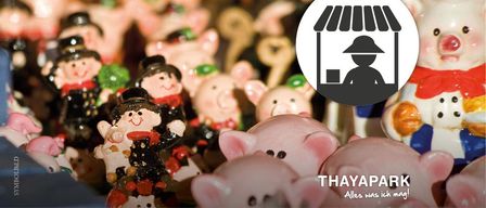 Ein Nahaufnahme verschiedener Figuren, darunter Schweine, ein Mann und ein Kind. Das Bild hat einen Wasserzeichen, der unten 'THAYAPARK Alles was ich mag!' lautet.