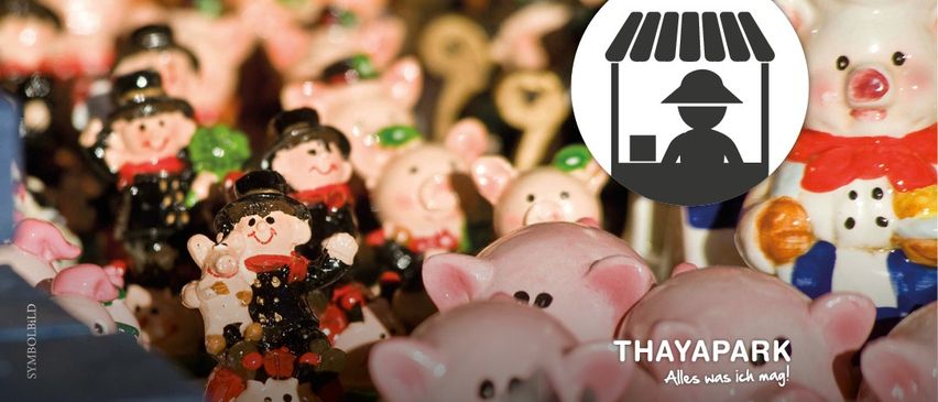 Ein Nahaufnahme verschiedener Figuren, darunter Schweine, ein Mann und ein Kind. Das Bild hat einen Wasserzeichen, der unten 'THAYAPARK Alles was ich mag!' lautet.