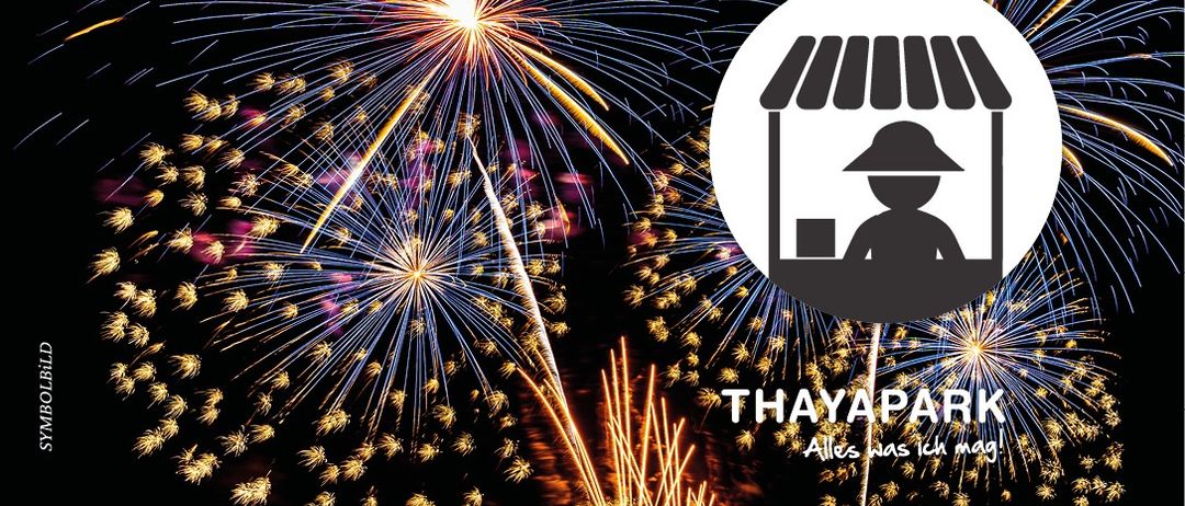 Ein lebhaftes Feuerwerk in der Nacht, mit explodierenden Feuerwerken am Himmel. Ein Schattenbild eines Verkäufers ist in einem Ladenschild abgebildet. Die Worte 'THAYAPARK' sind in großen Buchstaben am Boden geschrieben.