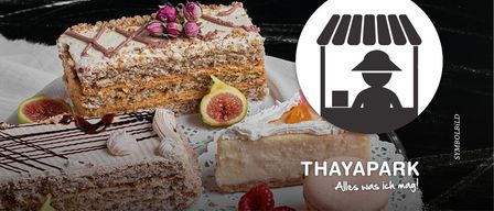 Eine Auswahl an Desserts wird gezeigt, darunter ein mehrschichtiger Kuchen mit weißer Glasur, gekrönt mit Blumen und Nüssen. Ein Stück Käsekuchen mit Orangenscheiben und ein Stück mit Schlagsahne sind ebenfalls zu sehen.