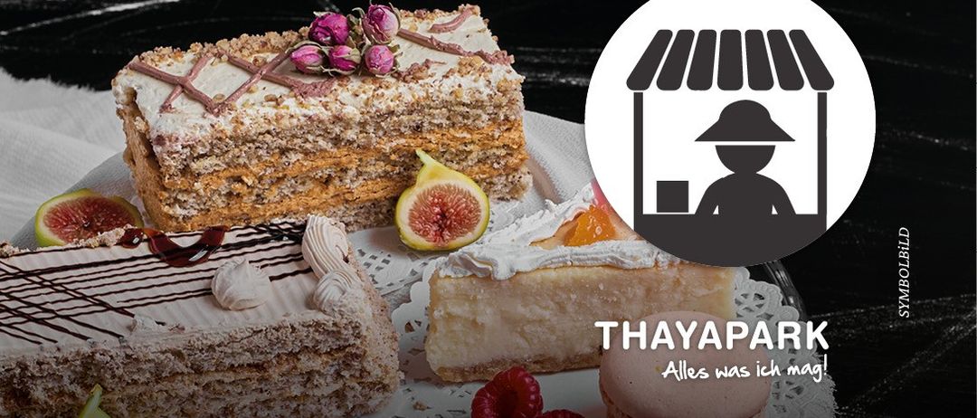 Eine Auswahl an Desserts wird gezeigt, darunter ein mehrschichtiger Kuchen mit weißer Glasur, gekrönt mit Blumen und Nüssen. Ein Stück Käsekuchen mit Orangenscheiben und ein Stück mit Schlagsahne sind ebenfalls zu sehen.