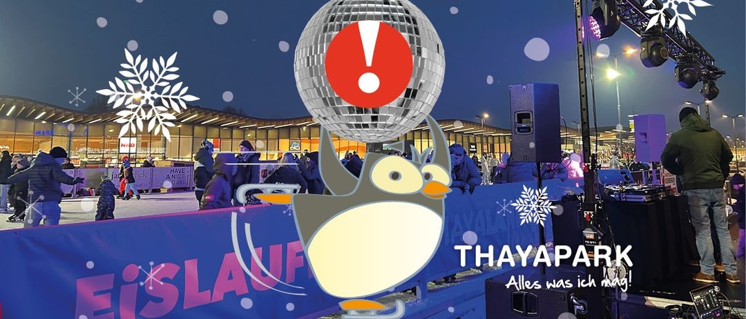 Ein Pinguin, der eine Discokugel mit einem Warnzeichen darüber hält, umgeben von Menschen in der Nähe einer Eislaufbahn.