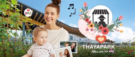 Eine lächelnde Frau, die ein Baby in einem Garten hält, umgeben von Blumen und einem Musiknotensymbol. Thaypark steht darunter mit einem Herz und Fotos im Hintergrund.