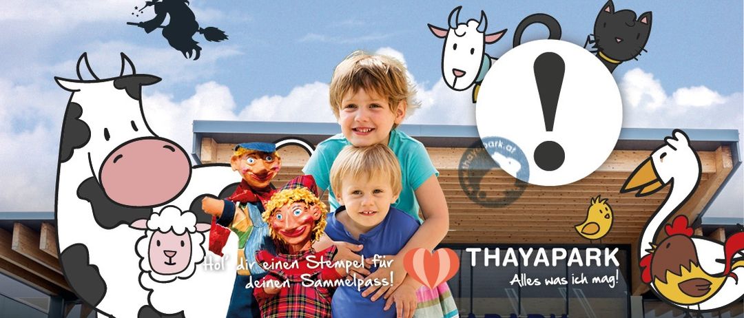 Zwei Jungen umarmen eine Puppe. Eine Hexe und Tiere schweben umher. Ein Gebäude heißt Thaypark. Das Schild sagt, Alles, was ich will. Sammeln Sie einen Stempel.