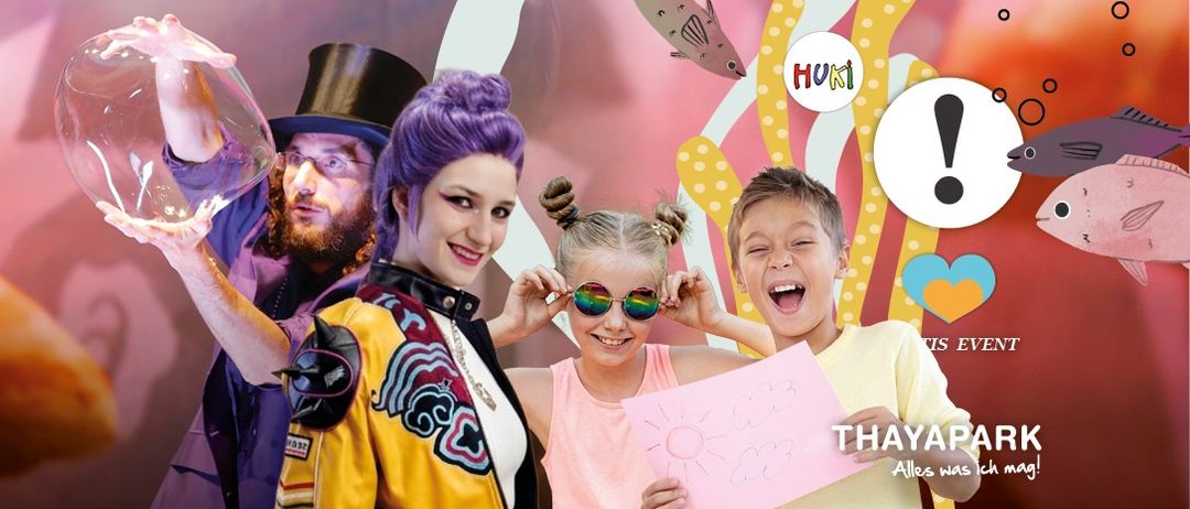 Eine Collage von vier Personen, zwei Kindern und zwei Erwachsenen, die lächeln und ein Stück Papier halten, mit einem bunten Hintergrund und einem Fisch-Zeichnung.