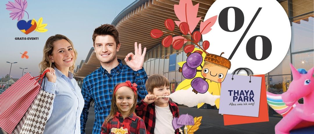 Eine vierköpfige Familie steht vor einem modernen Gebäude mit Herbstdekoration. Der Mann macht ein Friedenszeichen, während die Kinder Popcorn und eine Zahnbürste halten. Ein Einkaufsbeutel mit dem Text 'THAYA PARK' ist sichtbar.