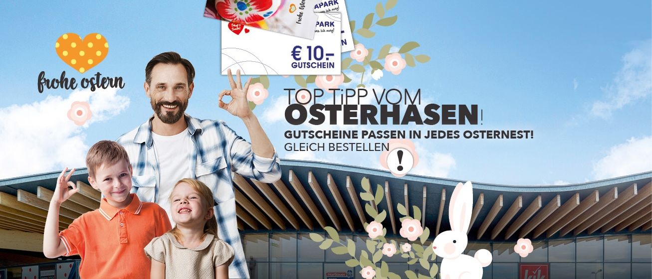 Eine Familie posiert für ein Bild mit einem Banner, das 'Top Tipp von Osterhasen' besagt. Der Mann zeigt den Friedenszeichen. Ostergeschenke sind im Einkaufszentrum erhältlich.