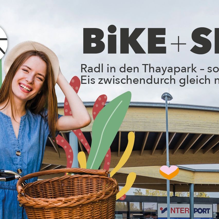 Eine Frau fährt mit einem Korb vorne ein Fahrrad vor einem Gebäude, mit Text über Fahrradverleih im Park.