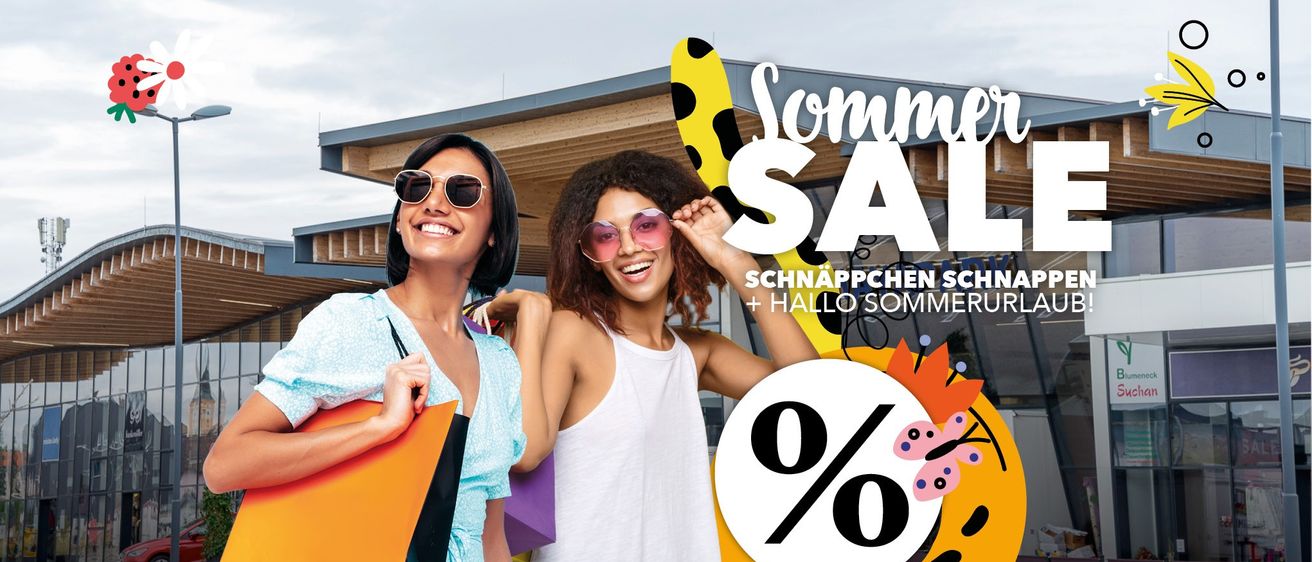 Zwei lächelnde Frauen in Sonnenbrillen stehen vor einem Gebäude. Eine hält Einkaufstüten, die andere trägt ein weißes Tanktop. Ein Schild sagt 'Sommer SA' mit einem Prozentzeichen und bunten Elementen.