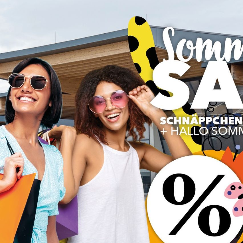 Zwei lächelnde Frauen in Sonnenbrillen stehen vor einem Gebäude. Eine hält Einkaufstüten, die andere trägt ein weißes Tanktop. Ein Schild sagt 'Sommer SA' mit einem Prozentzeichen und bunten Elementen.