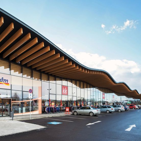 Bild enthält, Terminal, Airport, Car, Transportation, Vehicle, Architecture, Building, Person, Machine, Wheel