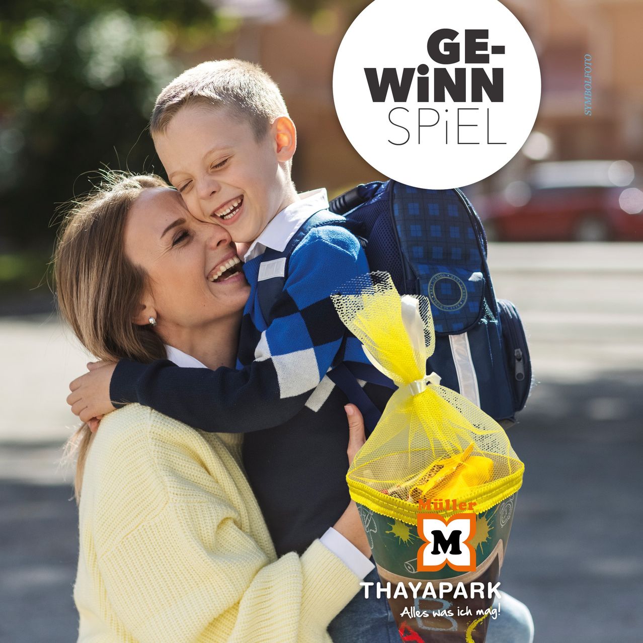 Eine lächelnde Mutter umarmt ihren kleinen Sohn, der einen Beutel mit Snacks hält. Der Beutel hat ein gelbes M-Logo. Das Bild hat einen weißen Rand mit dem Text 'GE-WINN SPIEL'.