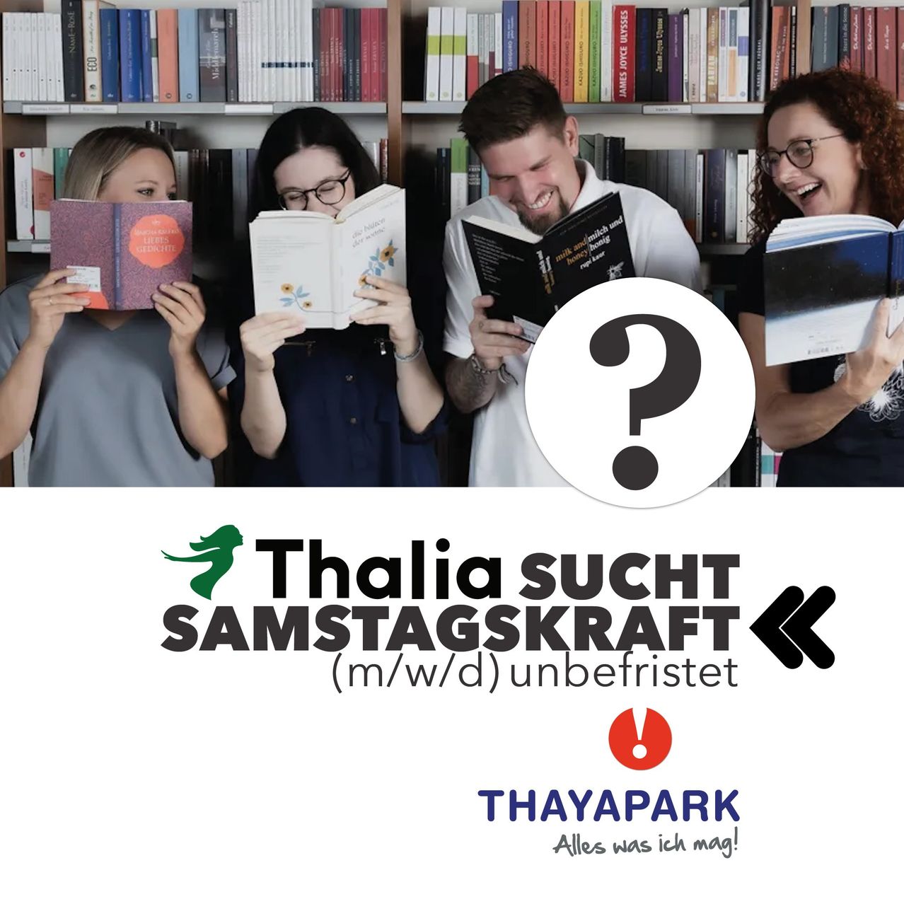Eine Gruppe von Menschen liest Bücher in einer Bibliothek. Sie lächeln und scheinen die Bücher zu genießen. Thalia sucht Samstagskraft unberfristet.