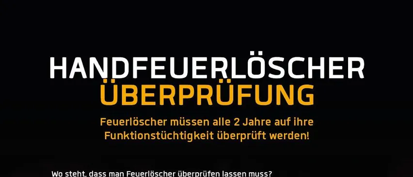 Ein Plakat informiert über die Überprüfung von Feuerlöschern. Sie müssen alle 2 Jahre überprüft werden. Der Termin ist Samstag, 2. August 2025. Die Zeiten sind 9 bis 11:30 Uhr bei der Feuerwache Winkl und 13 bis 15 Uhr bei der Feuerwache Sankt Gilgen. Die Kosten betragen 11 bis 1 Euro pro Stück.