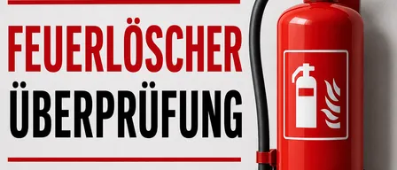 Ein roter Feuerlöscher, der an einer weißen Wand befestigt ist. Der Text lautet 'Feuerlöscher Überprufung'. Der Feuerlöscher hat einen weißen Aufkleber mit einem Flammensymbol.
