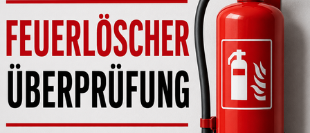 Ein roter Feuerlöscher, der an einer weißen Wand befestigt ist. Der Text lautet 'Feuerlöscher Überprufung'. Der Feuerlöscher hat einen weißen Aufkleber mit einem Flammensymbol.
