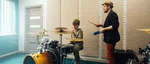 Bild enthält, Drummer, Music, Musical Instrument, Musician, Percussion, Performer, Person, Adult, Male, Man