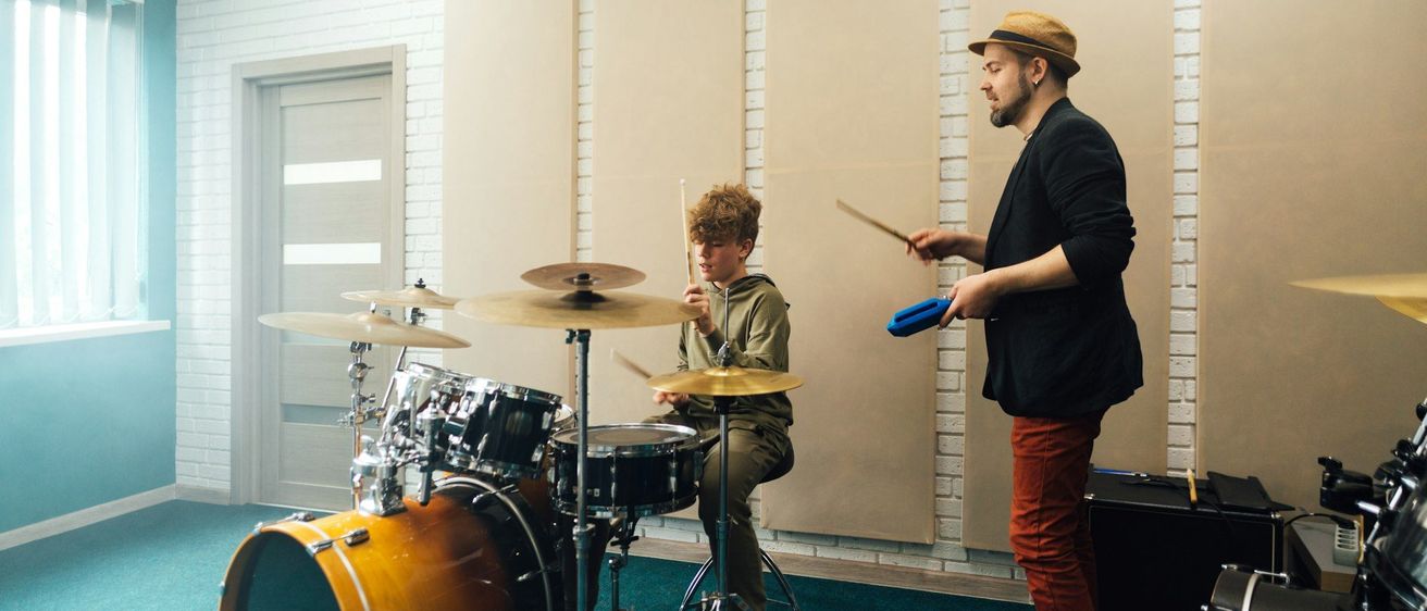 Bild enthält, Drummer, Music, Musical Instrument, Musician, Percussion, Performer, Person, Adult, Male, Man