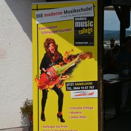 Bild enthält, Advertisement, Poster, Adult, Female, Person, Woman, Male, Man, Guitar, Shoe