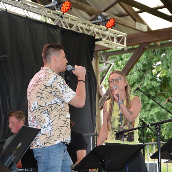 Bild enthält, Stage, Adult, Male, Man, Person, Female, Woman, Group Performance, Music Band, Concert