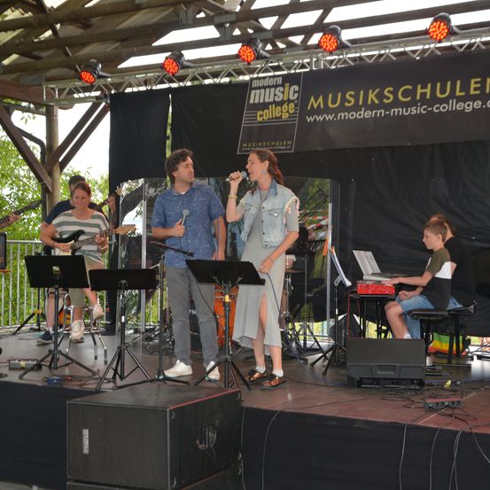 Bild enthält, Stage, Music Band, Person, Concert, Adult, Female, Woman, Male, Man, Teen