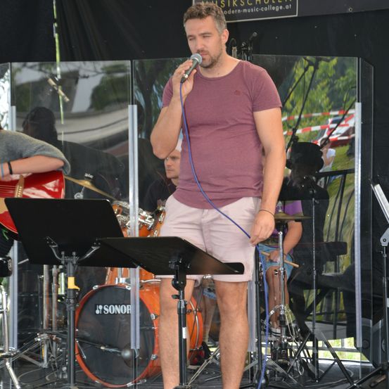 Bild enthält, Concert, Person, Microphone, Adult, Male, Man, Female, Woman, Stage, Face