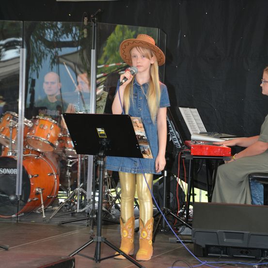 Bild enthält, Concert, Person, Stage, Adult, Female, Woman, Group Performance, Music Band, Musician, Face