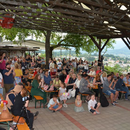 Bild enthält, Indoors, Restaurant, Cafeteria, Food Court, Person, Adult, Male, Man, Female, Woman
