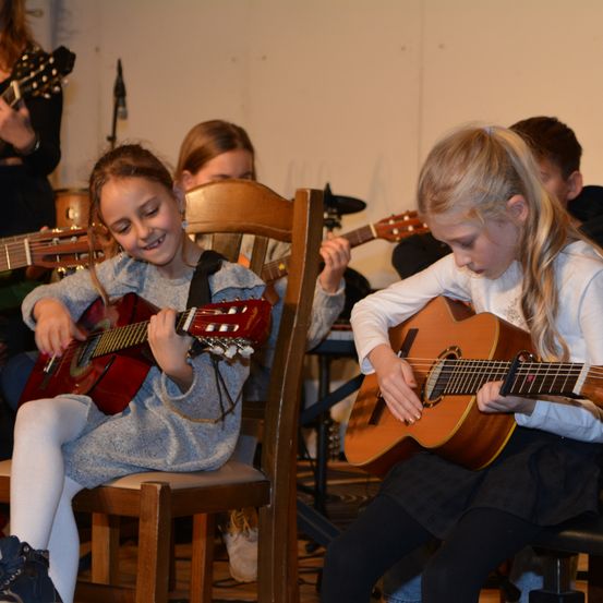 Bild enthält, Guitar, Musical Instrument, Person, Child, Female, Girl, Adult, Woman, Shoe, Guitarist