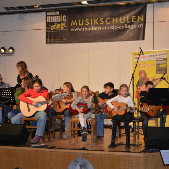 Bild enthält, Group Performance, Music Band, Person, Concert, Guitar, Child, Female, Girl, Boy, Male