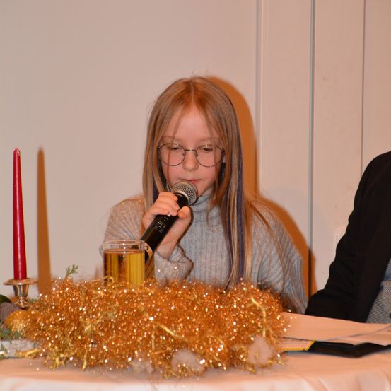 Bild enthält, Finger, Person, Flower Arrangement, Adult, Female, Woman, Flower Bouquet, Face, Microphone, Candle