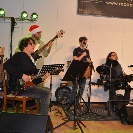 Bild enthält, Group Performance, Music Band, Musician, Person, Concert, Guitar, Adult, Male, Man, Glasses