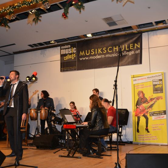 Bild enthält, Group Performance, Music Band, Musical Instrument, Musician, Person, Stage, Adult, Male, Man, Concert