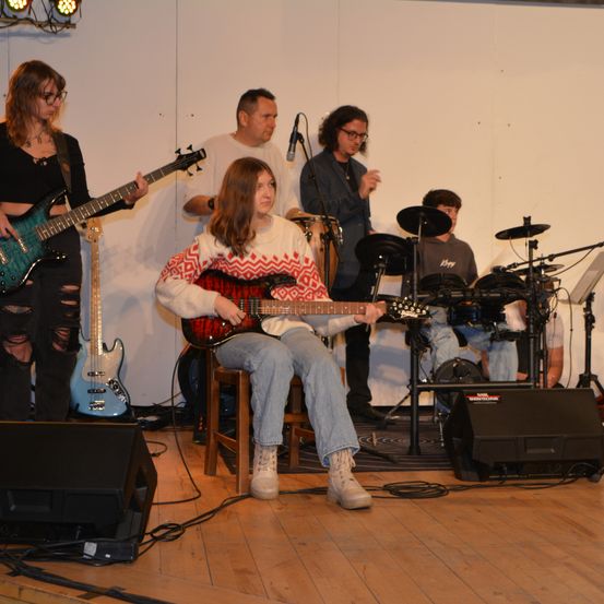 Bild enthält, Group Performance, Music Band, Person, Guitar, Adult, Female, Woman, Concert, Male, Man