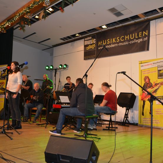 Bild enthält, Stage, Group Performance, Music Band, Musician, Person, Concert, Adult, Male, Man, Flooring