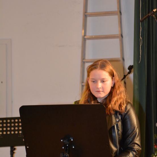 Bild enthält, Laptop, Pc, Coat, Jacket, Child, Female, Girl, Person, Face, Head