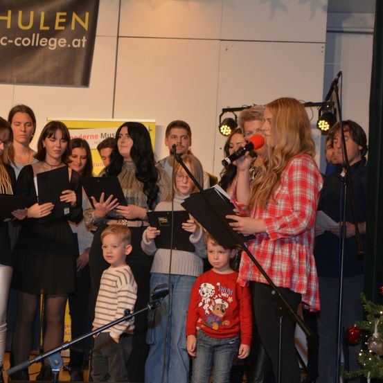 Bild enthält, Adult, Female, Person, Woman, Pants, Boy, Child, Male, Man, Jeans