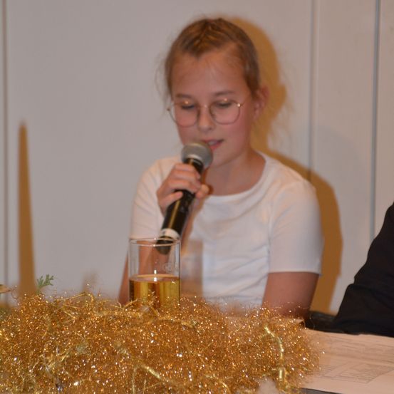 Bild enthält, Microphone, Finger, Person, Adult, Female, Woman, Glass, Face, Beer, Flower Arrangement