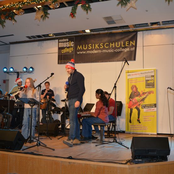 Bild enthält, Group Performance, Music Band, Musician, Person, Stage, Concert, Adult, Male, Man, Jeans