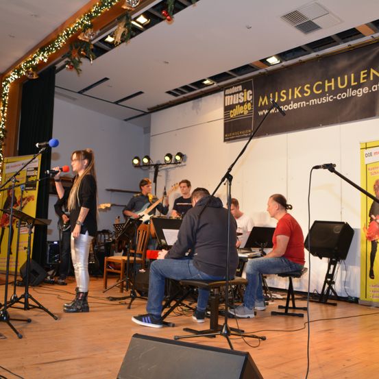 Bild enthält, Group Performance, Music, Music Band, Musician, Person, Stage, Concert, Adult, Male, Man