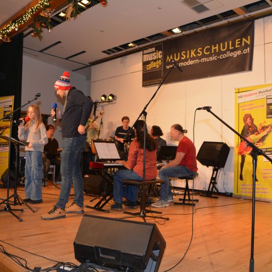 Bild enthält, Group Performance, Music Band, Person, Stage, Adult, Male, Man, Concert, Flooring, Shoe