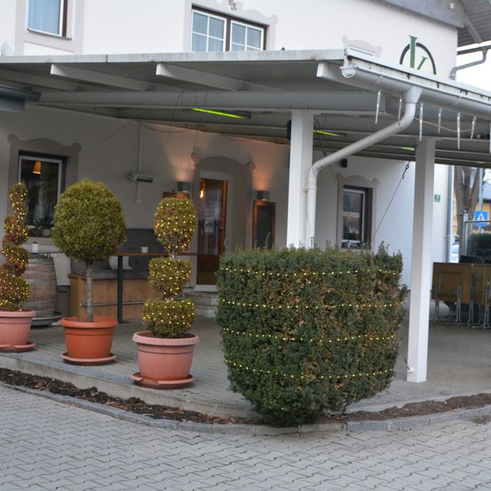 Bild enthält, Building, House, Housing, Porch, Plant, Potted Plant, Pot, Patio, Path, Hotel