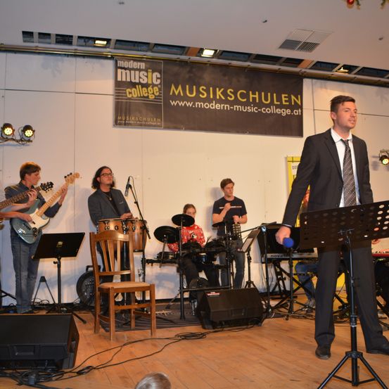 Bild enthält, Group Performance, Music Band, Person, Adult, Male, Man, Guitar, Concert, Female, Woman