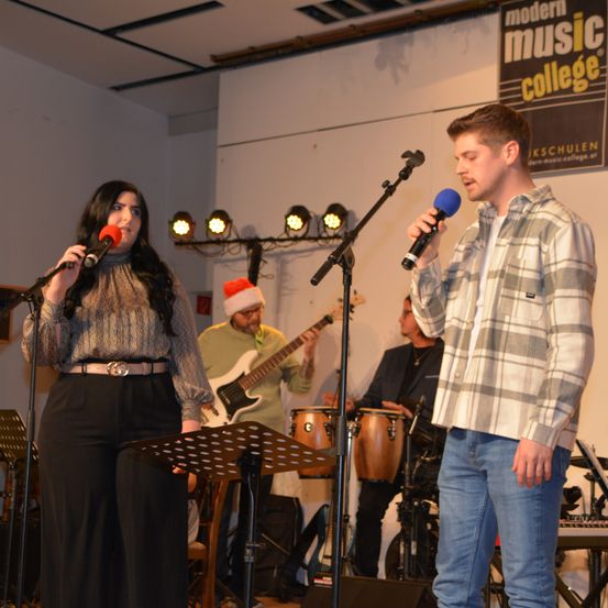 Bild enthält, Microphone, Adult, Female, Person, Woman, Group Performance, Music Band, Male, Man, Jeans
