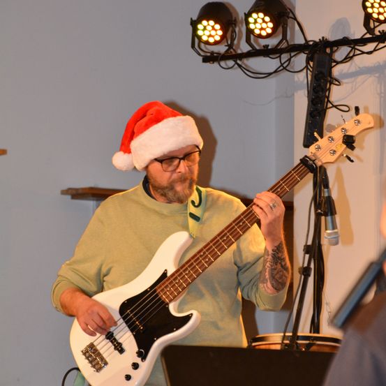 Bild enthält, Guitar, Musical Instrument, Adult, Male, Man, Person, Bass Guitar, Microphone, Face, Electric Guitar