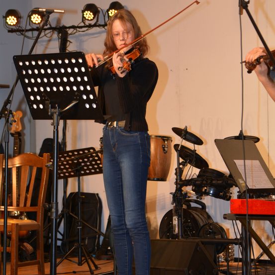 Bild enthält, Adult, Female, Person, Woman, Musical Instrument, Violin, Chair, Jeans, Concert, Shoe