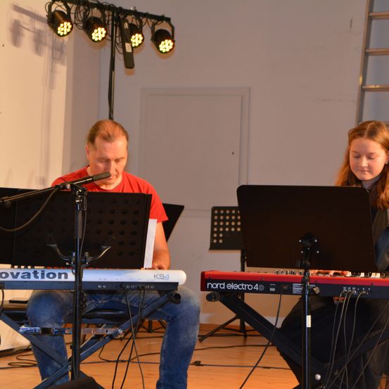 Bild enthält, Laptop, Pc, Person, Face, Music, Musical Instrument, Musician, Performer, Keyboard, Playing Keyboards